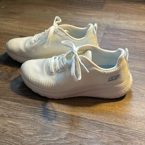 White Skechers women sneaker